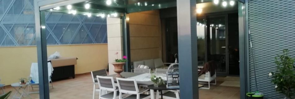 Pérgola bioclimática Saxun con Wind Screen | Rasan Aluminio | Carpintería metálica en Valencia